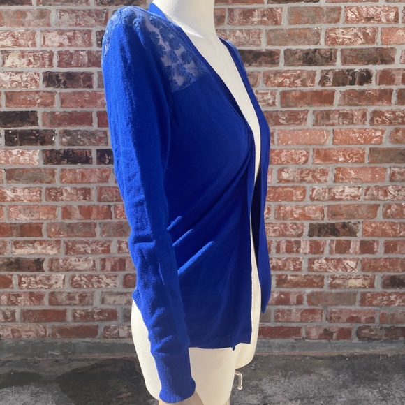 Blue cardigan with a sheer floral lace back and shoulders / approx S/M / EUC - Picture 4 of 9